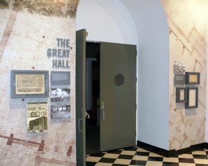 개조된 대강당 입구