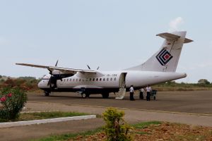 2008년 인도네시아 라부안 바조 공항에서 촬영된 트리가나 항공의 ATR 42. 이 항공기는 2015년 파푸아에서 추락했다.