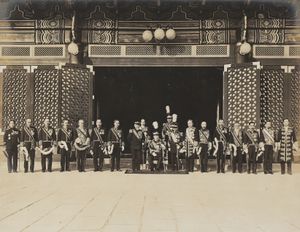 1909년 순종의 서북 순행 당시 인정전 앞에서 기념 촬영. 군복 차림의 이재각은 순종 옆에 서 있다.