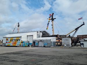 2022년 트라팔가 데이의 HMS 빅토리 - 선체 판자 교체 작업을 위해 중앙부에 보존용 비계가 설치되어 있다. '영국은 모든 이가 자신의 의무를 다할 것을 기대한다'는 신호기가 앞돛대와 뒷돛대에 게양되어 있다.