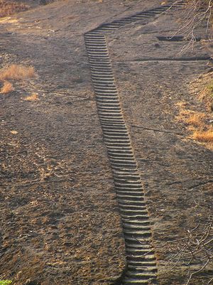 칸헤리로 이어지는 암벽 계단