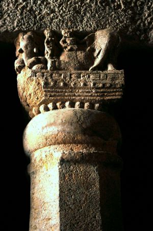 칸헤리 대 차이티야 석굴 기둥 머리 부분.