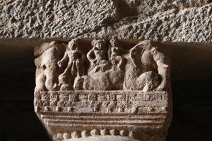 기둥 머리 부분의 상세 묘사.