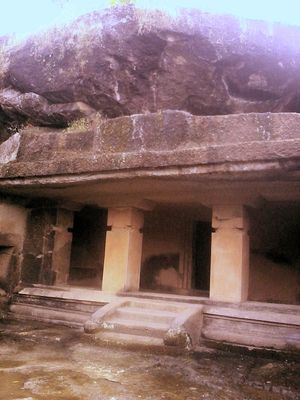 석굴 34 인근의 계단과 통로