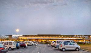 이슬라마바드 국제공항의 주차장 구역에서 본 모습.