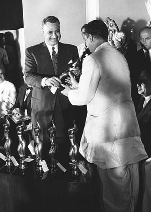 이집트 대통령 가말 압델 나세르가 1960년 3월 인도 방문 중 필름페어 시상식에 참석한 모습.