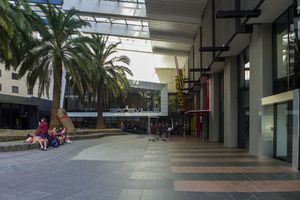 타워 외부의 열린 공간