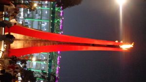 GBK의 새로운 성화대는 아시안 게임 성화를 운반했다.