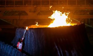 인도네시아 최초의 올림픽 금메달리스트인 수시 수산티가 화산 분화구에 성화를 점화했다.