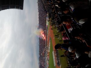 시 잘락 하루팟 스타디움에서 열린 경기 중 지지자들이 축하하는 모습