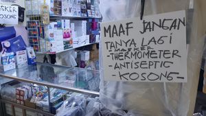 2020년 3월 자카르타의 한 약국에서 마스크, 체온계, 손 소독제가 품절되었다는 안내문이 게시되어 있다.