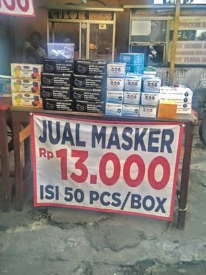 자카르타 남부 페상그라한에서 마스크를 판매하는 노점상