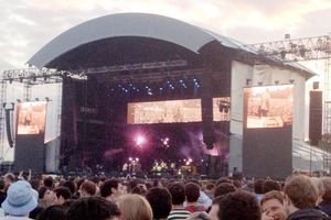 스톤 로지스가 2012년 재결합 투어 중 아일랜드 더블린에서 공연하는 모습.