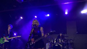 2022년 6월 공연하는 페일 웨이브스