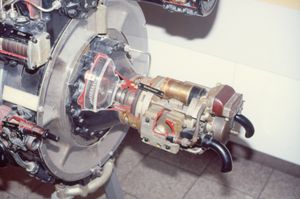 보존된 BMW 003 제트 엔진에 설치된 리델 APU (전기 시동 장치 변형).