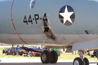 배기가스로 오염된 P-3C의 APU 배기구