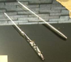 부상당한 이누카이 기자가 소지했던 피탄 볼펜 (옆은 동일 모델)