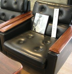 사망한 코지리 기자가 앉아 있던 소파