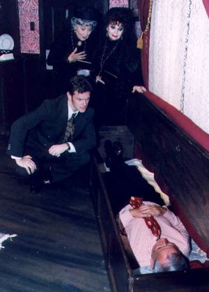 베티 개릿, 캐롤 쿡과 마이클 리 스테버의 비소와 오래된 레이스