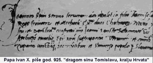 925년 요한 10세가 크로아티아 통치자 토미슬라브에게 보낸 편지의 일부. 여기서 토미슬라브는 이전에는 "공작"으로 불렸지만, 현재는 "왕"으로 불린다.