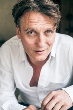 울리히 니엘센 역의 올리버 마수치