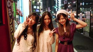 일본 이케부쿠로에서 V 제스처를 취하는 젊은 여성들 (2010)