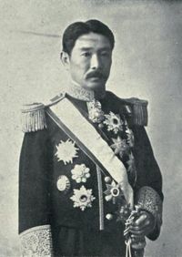 훈1등 태극대수장의 부장(왼쪽 아래)을 착용한 베를린 공사 시대의 진다 스테미. 착용한 대수는 훈1등 욱일대수장이다. (1910년)