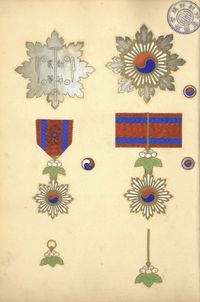 훈2등 태극장 겸 훈1등 태극대수장 부장(위)훈3등 태극중수장 겸 훈2등 태극장 부장(오른쪽 아래)훈4등 태극소수장(왼쪽 아래)