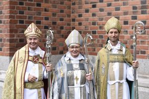 웁살라 대교구의 전 대주교 안테 예켈렌(가운데), 스트렝네스 교구의 주교 요한 달만(왼쪽), 베스테로스 교구의 주교 미카엘 모그렌(오른쪽)