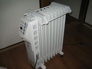 열 전달 유체로 광물유를 사용하는 전기 라디에이터