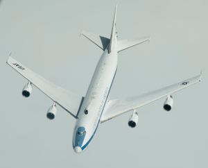 맥도넬 더글러스 KC-10 익스텐더와 트래비스 공군기지 소속의 E-4B가 공중 급유를 준비하고 있다.