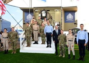 2022년 7월 13일, 벤 구리온 공항에서 공중 방어 시스템 앞에 선 톰 나이데스 미국 대사와 이스라엘 방위군(IDF) 및 미국 국방부 관계자들