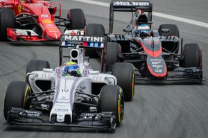 마사가 페르난도 알론소를 2015년 캐나다 그랑프리에서 앞서 달리고 있다.