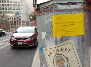 2020년 뉴욕에서 중국 신장성 제품 불매 운동 촉구. 미국은 중국 정부의 신장 위구르족에 대한 처우를 공식적으로 대량 학살로 인정했다.