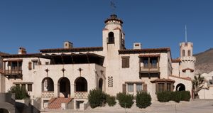 데스밸리 국립공원에 있는 역사적인 스코티스 캐슬에서 부분적으로 촬영이 진행되었다.