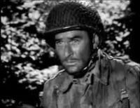 에롤 플린이 그룹의 영웅적인 리더인 넬슨 대위 역을 맡았다.