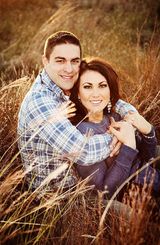 임신한 아내를 뒤에서 껴안는 남편 (2014년)