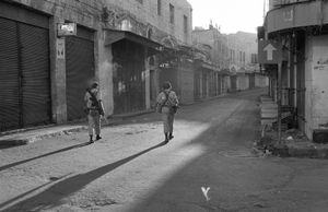 헤브론에서 통행금지령을 시행하는 모습, 1969