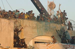 2005년 8월 18일, 크파르 다롬에서의 강제 퇴거 중 거주민의 시위 모습.