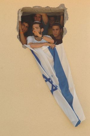 2005년 8월 17일, 베돌라 정착촌에서 거주민 일부가 퇴거하기를 거부하고 있는 모습.