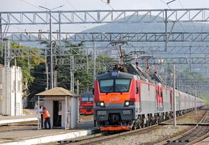 모스크바에서 아들레르로 가는 급행 열차가 투압세 역 1번 플랫폼을 출발하고 있다.