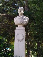 라리사에 있는 알렉산드로스 쿠문두로스의 흉상