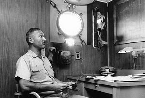 공격 후 손상된 선실에 있는 사령관 W.L. 맥고내글