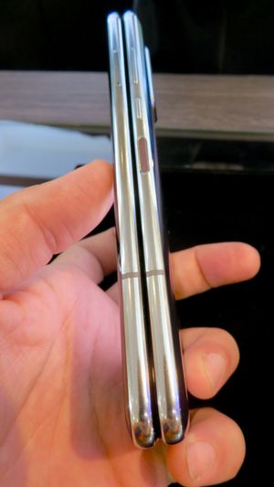 한 손 사용 자세의 갤럭시 폴드