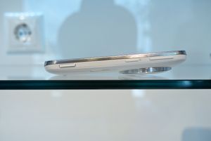 삼성 갤럭시 K 줌의 흰색 모델