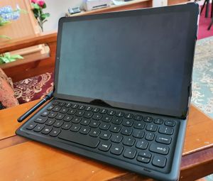 키보드와 펜이 있는 삼성 갤럭시 탭 S4