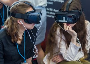 두 여성이 삼성 기어 VR 헤드셋을 착용하고 있다