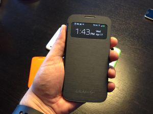 알림과 시계를 표시하는 데 사용할 수 있는 창이 있는 "S-View 커버" 액세서리