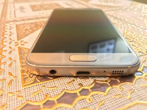 헤드폰 잭, micro USB 2.0 포트, 마이크, 스피커 그릴이 있는 골드 갤럭시 S7