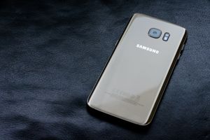 갤럭시 S7 엣지의 후면 디자인